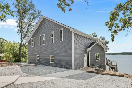 Driftwood Lodge: Boat Dock, Game Room & Lake Views