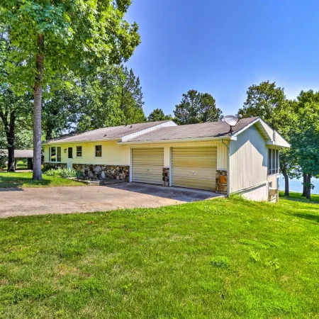 Lake House in Horseshoe Bend Near Ozark Forest!