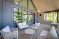 Walk to Lake Charlevoix: 4-Season Retreat - Wifi