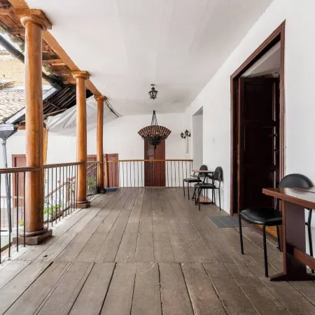 Traveler's House Quito Отели рядом с достопримечательностью «Церковь Общества Иисуса»