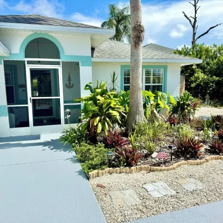 Spacious 3Br Beach House, Hot Tub, Walk to Ocean – Dog Friendly