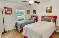 Landing pad - under 2 miles to airport, 2 br, Free parking, WiFi