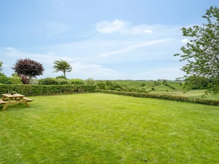 "Kiersten" - 5km from the Sea Отели рядом с достопримечательностью «V. Hjermitslev Kirke»