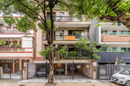 Tree of Life Bed & Breakfast Отели рядом с достопримечательностью «Сансад Бхаван»