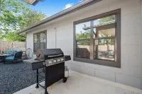 Das Weinhaus Pool & Hot Tub - Walk to Main St