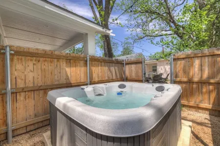 The Grove D with Hot Tub & King Beds - Walk to Main