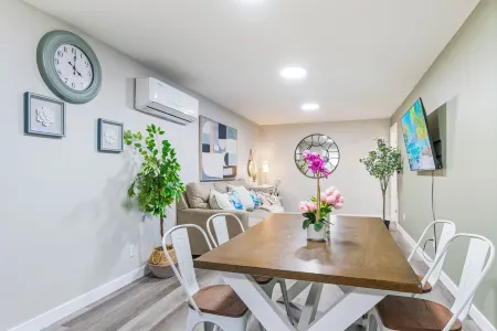 M3-Detached house 2 bedroom 1 bathroom close Old Town Monrovia kingsize-bed! Отели в г. Монровия