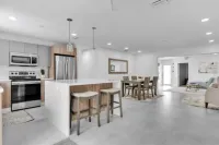 617 NW 30 CT 游泳池庭院 五臥室 三浴室 火坑 停車位3個