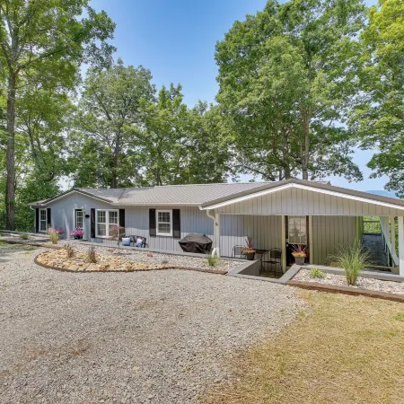 Bright Byrdstown Home w/ Views of Dale Hollow Lake