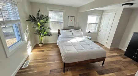 Comfy with Free Parking, 2 beds Near Airport, Park/Hospital!