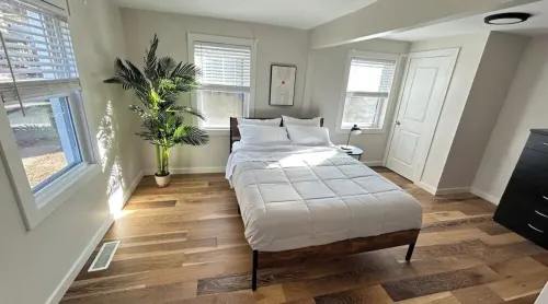 Comfy with Free Parking, 2 beds Near Airport, Park/Hospital!