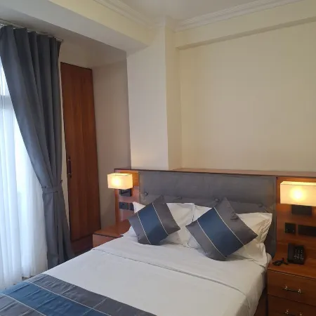 Point Central Hotel Отели рядом с достопримечательностью «Пьяцца»
