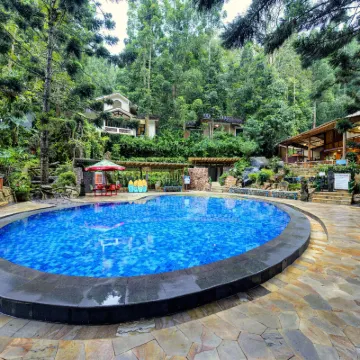 Safari Resort Hotels near Pasar Cisarua