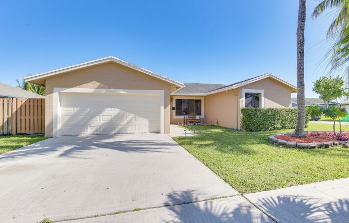Pet-Friendly Sunrise Escape w/ Patio, Near Beaches