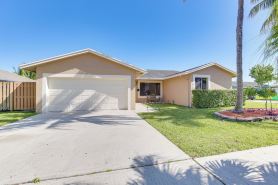 Pet-Friendly Sunrise Escape w/ Patio, Near Beaches