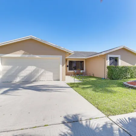 Pet-Friendly Sunrise Escape w/ Patio, Near Beaches
