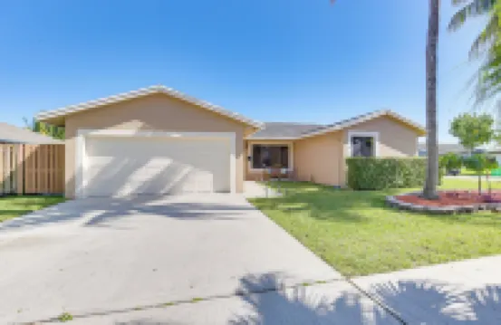 Pet-Friendly Sunrise Escape w/ Patio, Near Beaches