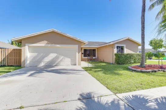 Pet-Friendly Sunrise Escape w/ Patio, Near Beaches