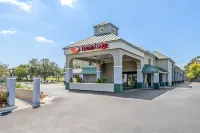 Econo Lodge - Parking