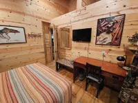 Pinecone Cabin, Couples Retreat, Hot Tub, Pet Friendly, Private!