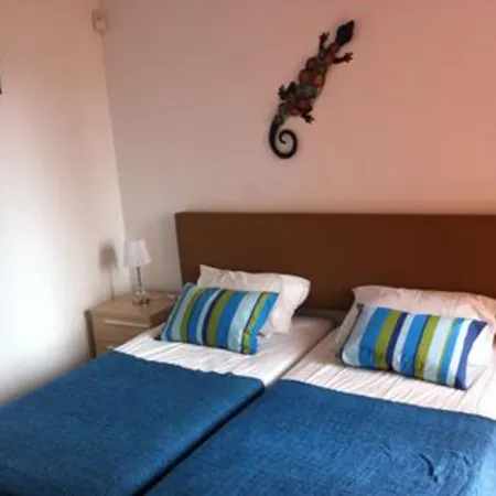 2 Bed Sleeps 4 Pet Friendly Free Parking