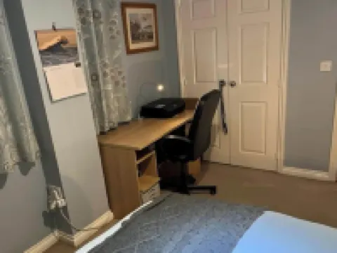 1 Bedroom Apartment Sleeps 2 - Pets Welcome - Tv Hotels in Copthorne