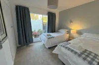 Cottage - Sleeps 4 - Pet Friendly - Pool - Parking - 3-نجوم
