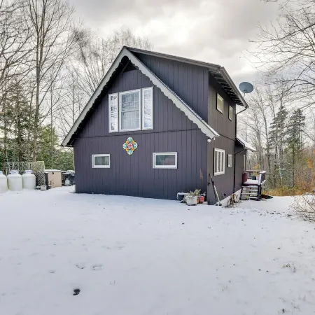 Pet-Friendly Home w/ Deck: 4 Mi to Jay Peak Resort