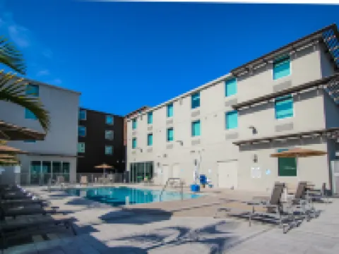 โรงแรม ฮอลิเดย์ อินน์ เอ็กซ์เพรส แอนด์ สวีทส์ ไมอามี แอร์พอร์ต อีสต์ บาย IHG โรงแรมในไมอามี