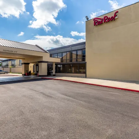 Red Roof Plus+ & Suites Houston - IAH Airport SW Отели рядом с достопримечательностью «Торговый центр Greenspoint»