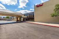 Red Roof Plus+ & Suites Houston - IAH Airport SW Hotel berhampiran Pusat Membeli-belah Greenspoint
