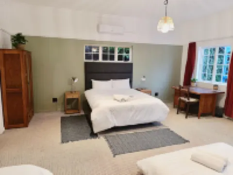 Guinea Fowl Lodge - Lagoon & Heads View B&B, Central Knysna Hotels in Knysna