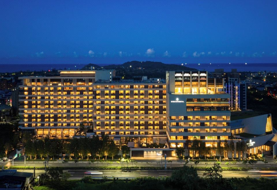 InterContinental New Taipei Hot Spring의 고급스러운 로비 공간