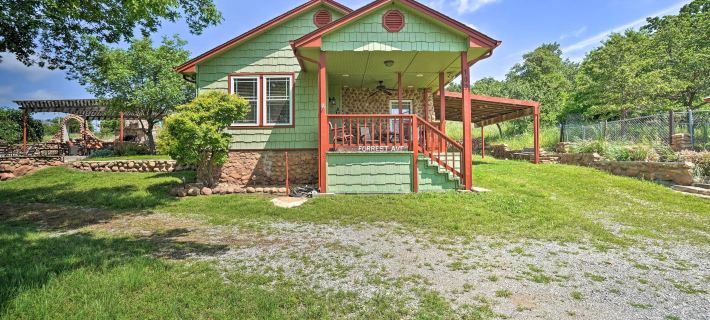 Charming Hilltop Cottage in Medicine Park! Hotels in Comanche County