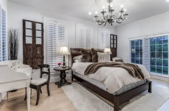 ★ Luxe Thomas Mansion ★ | hot tub, pool, fire pit! Hotels in Uptown Dallas