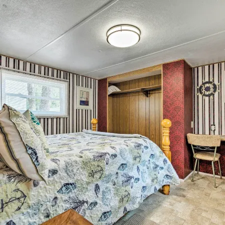 Cabin w/ Fire Pit, Walk to Steinhatchee River!