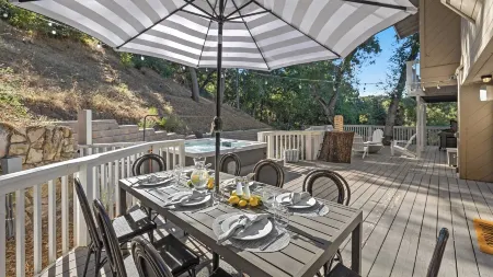 Hidden Oaks Farmhouse by AvantStay Hot Tub Deck