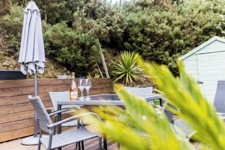 Luxury chalet in wonderful Pembrokeshire National Park, beach & coast path Отели в г. Нолтон энд Рок