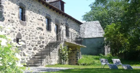 Aux Caprices d'Aubrac Отели в г. Кюрьер