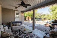 Hot Tub, Fire Pit and Barrel Sauna,  and one left turn to worlds best skiing! Hotel a Midvale