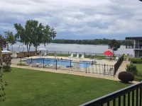 Super 8 by Wyndham Riverside Al - Pools
