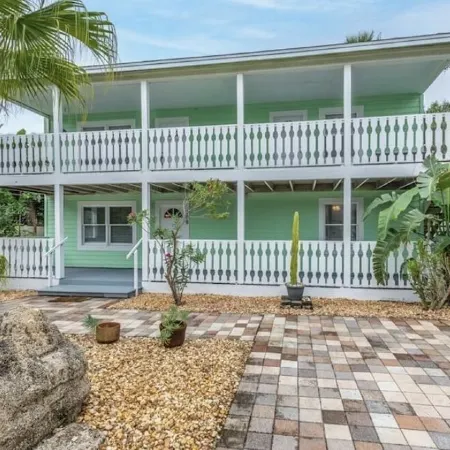 Cozy 2nd floor, steps to beach, right off A1A Beach!