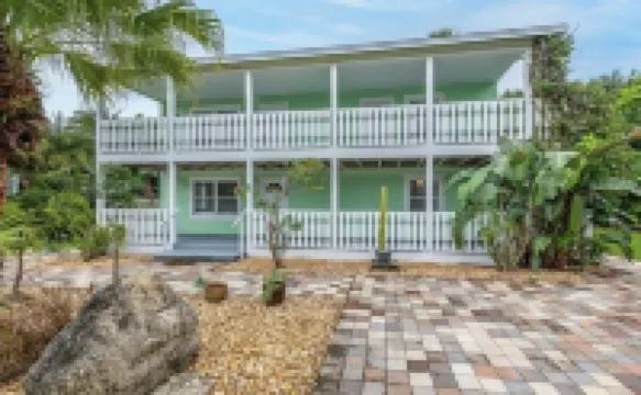 Cozy 2nd floor, steps to beach, right off A1A Beach!