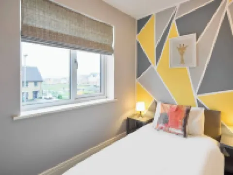 Modern Home with Garden, Corby Hotels in Corby