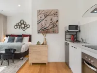 Comfy Studio with Shared Backyard near Racecourse - Apartments