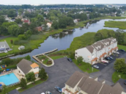 クリークサイド ゲッタウェイ ステイ フォー 8 ミルビルのホテル