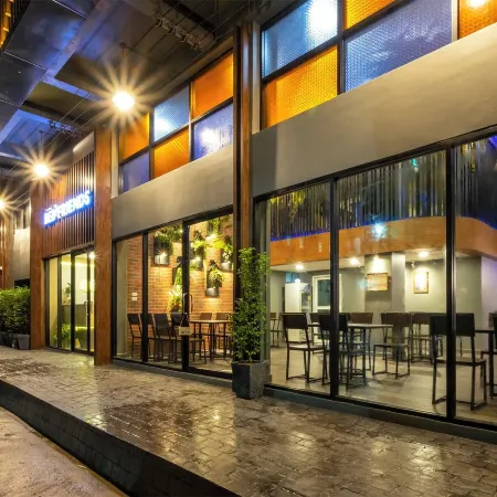 Bed Friends Poshtel Отели рядом с достопримечательностью «Ночной рынок Сентр Пойнт»