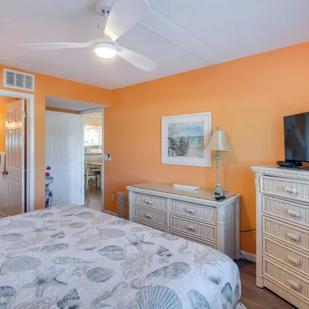 Resort Condo Steps to Beach: Snowbirds Welcome!