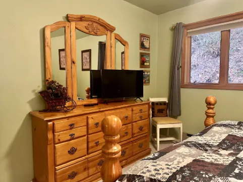 Bear Paw 2 Bedroom Home by NW Comfy Cabins by RedAwning