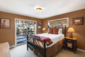 Ski Trip Value! Walk Everywhere, Hot Tub, Top Floor 1 Bedroom Condo by RedAwning